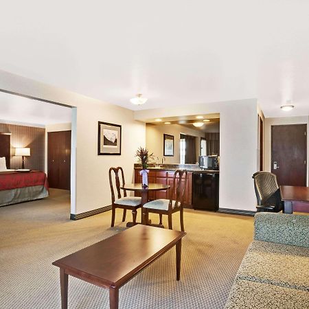 Отель Ramada By Wyndham Tukwila Southcenter Экстерьер фото