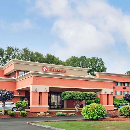 Отель Ramada By Wyndham Tukwila Southcenter Экстерьер фото