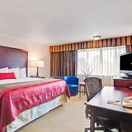 Отель Ramada By Wyndham Tukwila Southcenter Экстерьер фото