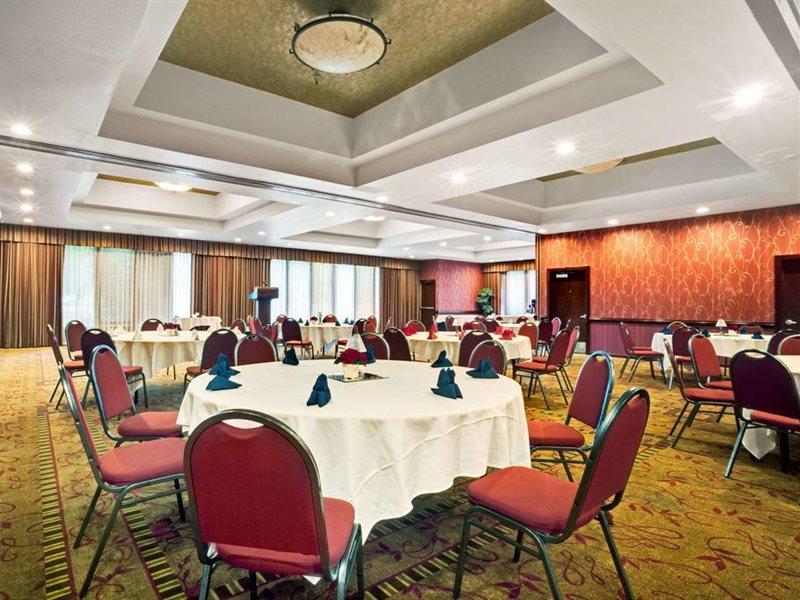 Отель Ramada By Wyndham Tukwila Southcenter Экстерьер фото