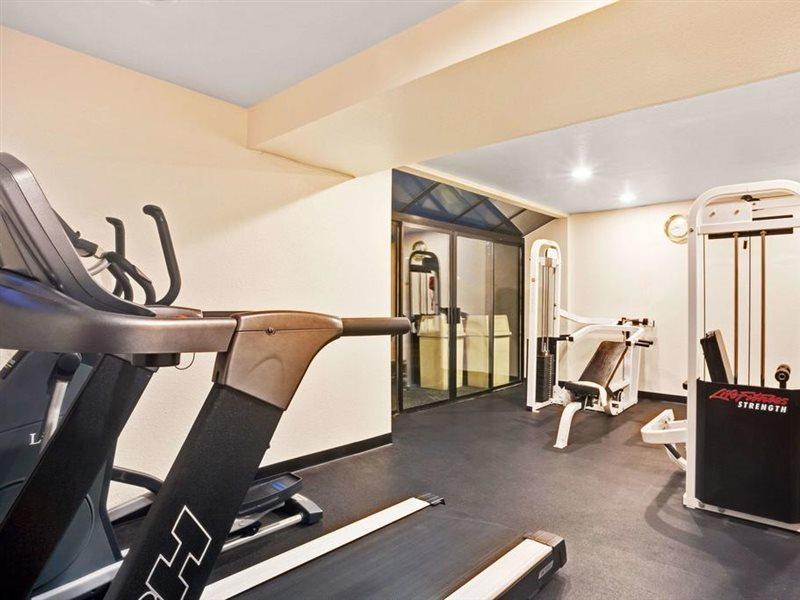 Отель Ramada By Wyndham Tukwila Southcenter Экстерьер фото