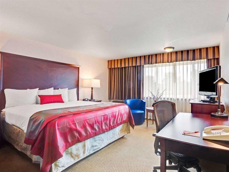 Отель Ramada By Wyndham Tukwila Southcenter Экстерьер фото