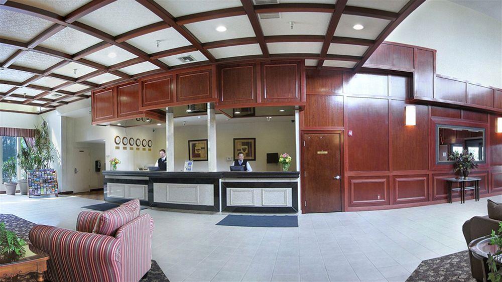 Отель Ramada By Wyndham Tukwila Southcenter Экстерьер фото