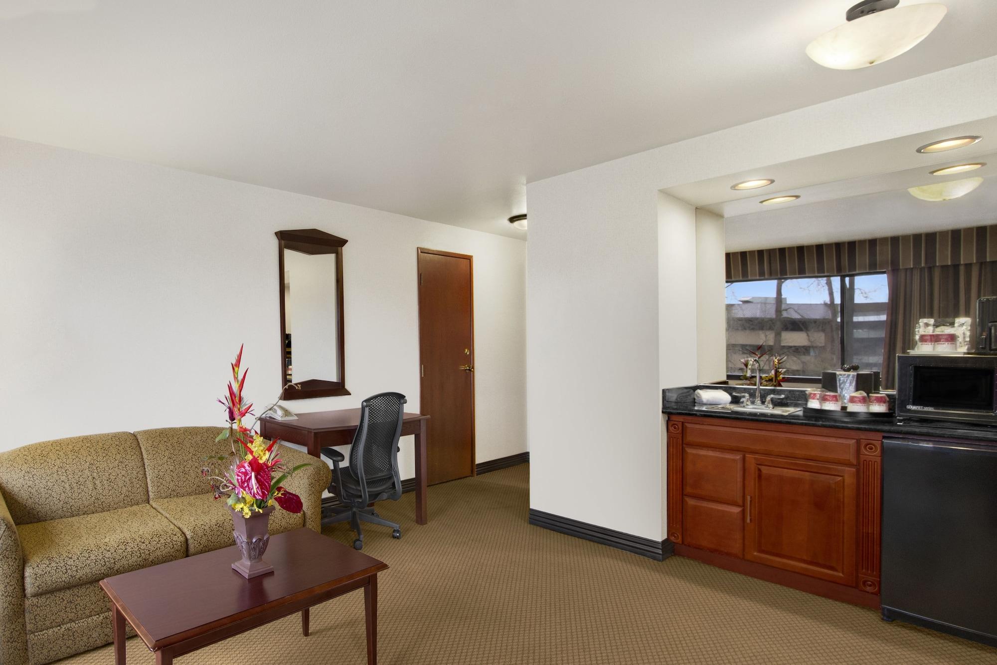 Отель Ramada By Wyndham Tukwila Southcenter Экстерьер фото