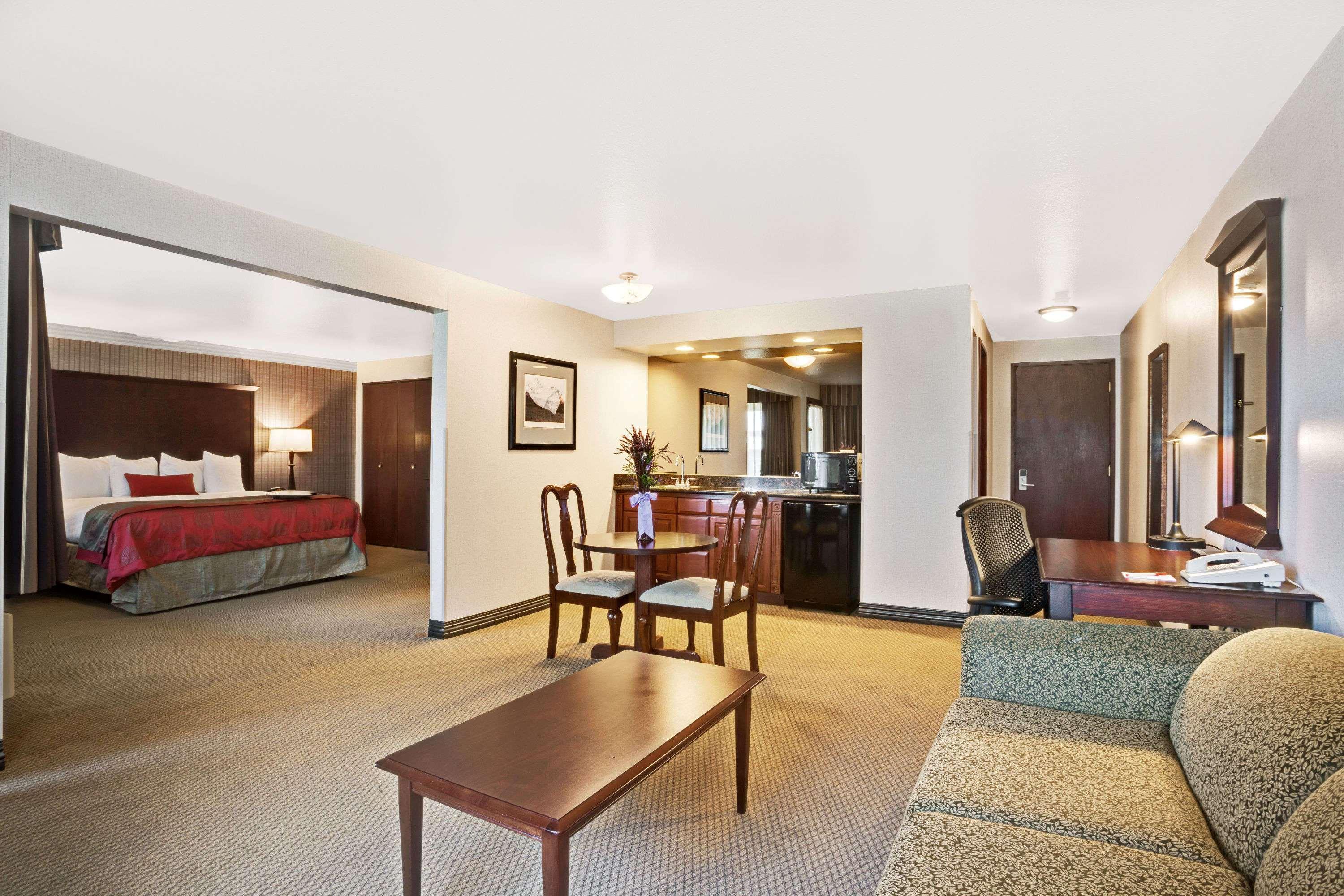 Отель Ramada By Wyndham Tukwila Southcenter Экстерьер фото