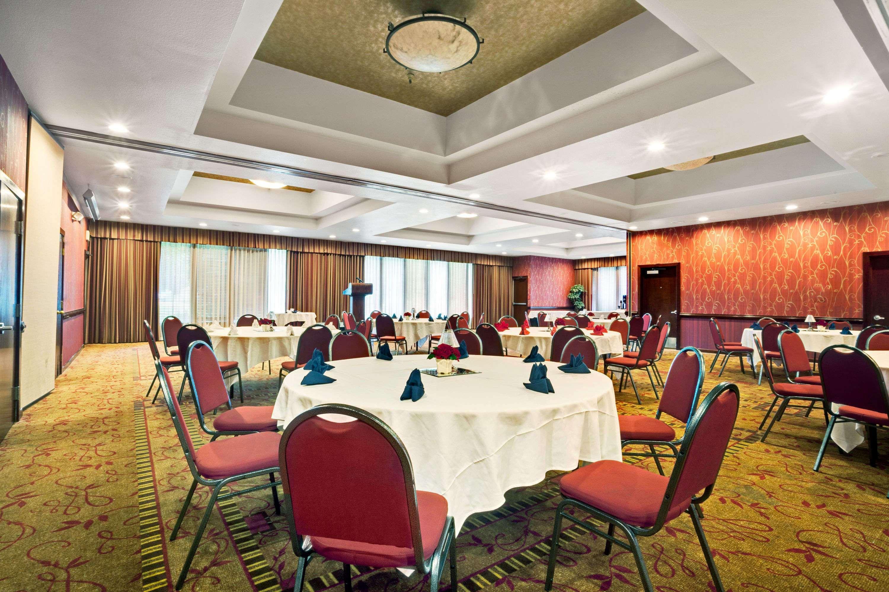 Отель Ramada By Wyndham Tukwila Southcenter Экстерьер фото