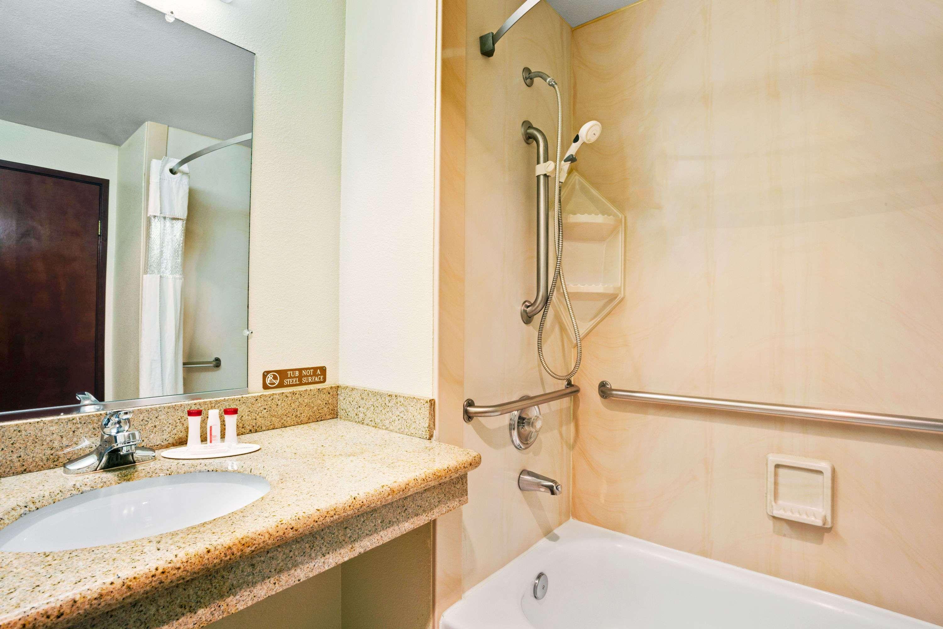 Отель Ramada By Wyndham Tukwila Southcenter Экстерьер фото