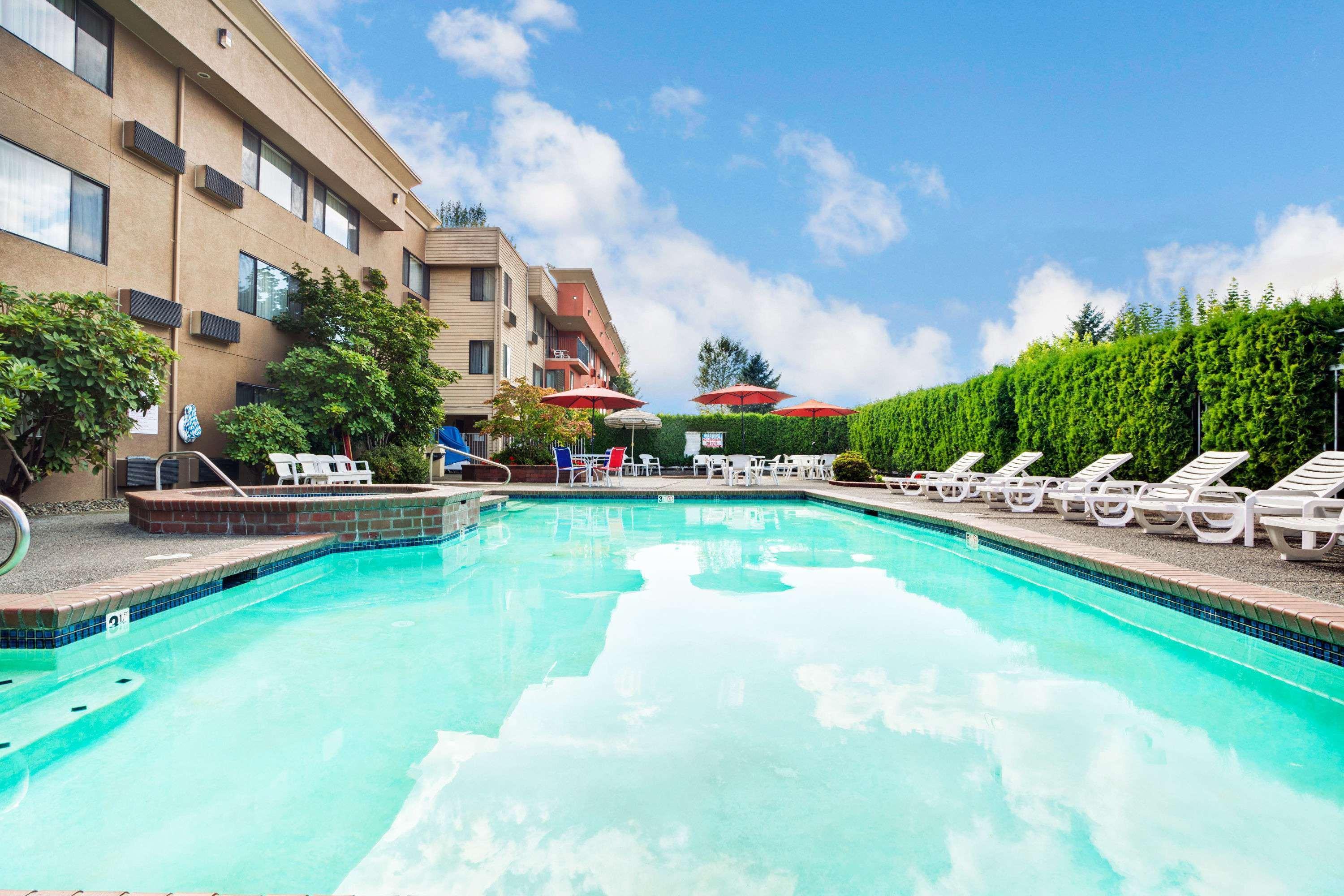 Отель Ramada By Wyndham Tukwila Southcenter Экстерьер фото