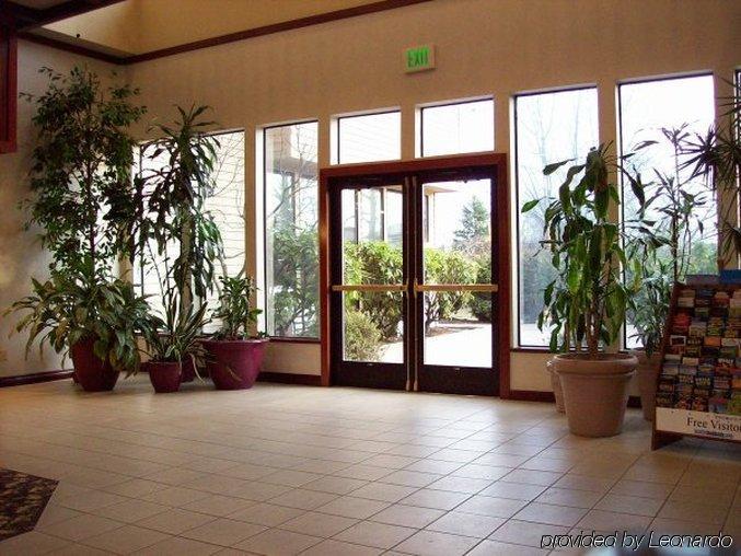 Отель Ramada By Wyndham Tukwila Southcenter Интерьер фото
