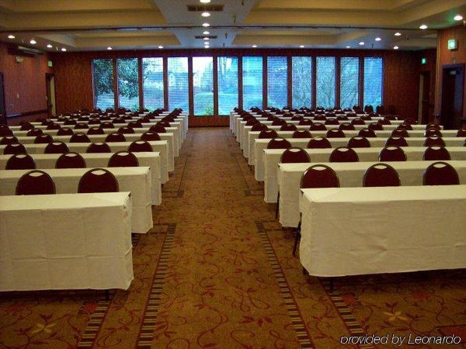 Отель Ramada By Wyndham Tukwila Southcenter Удобства фото