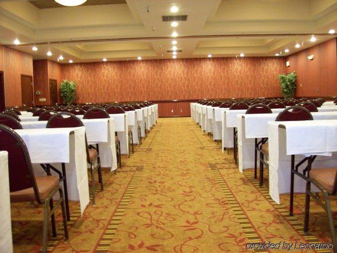 Отель Ramada By Wyndham Tukwila Southcenter Удобства фото