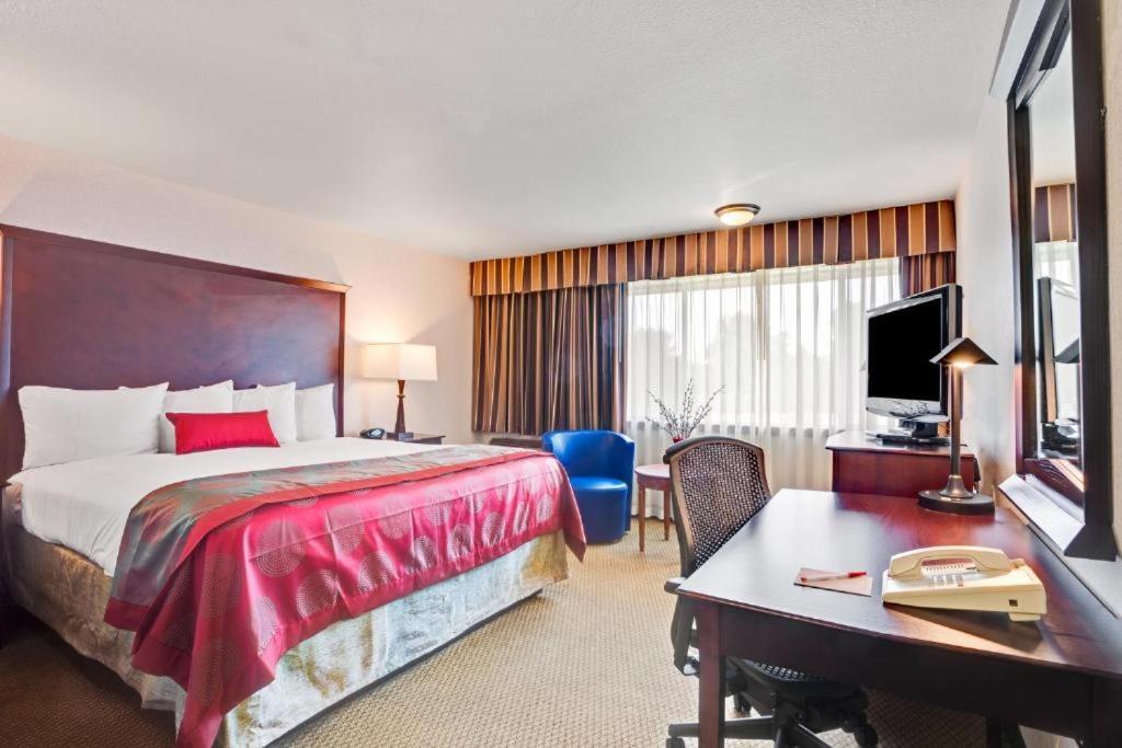 Отель Ramada By Wyndham Tukwila Southcenter Экстерьер фото