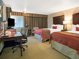 Отель Ramada By Wyndham Tukwila Southcenter Номер фото