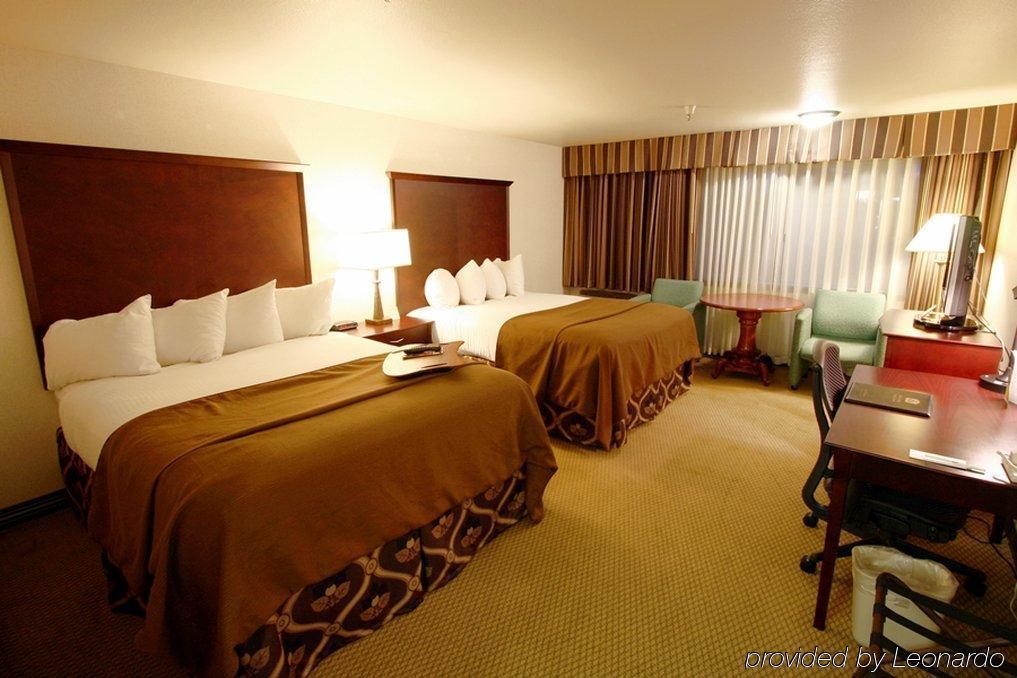 Отель Ramada By Wyndham Tukwila Southcenter Номер фото