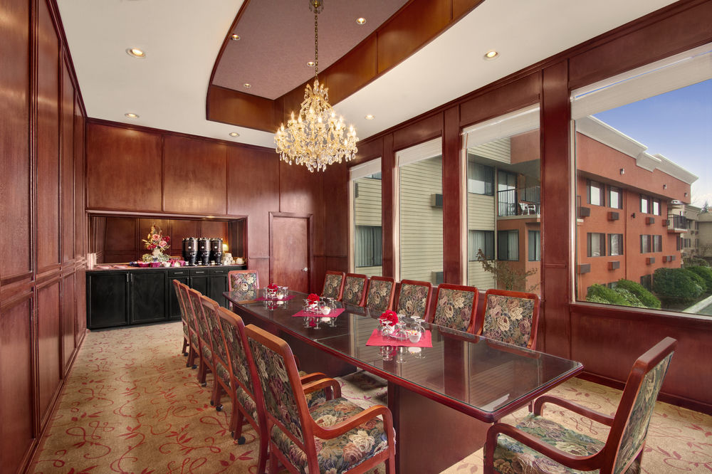 Отель Ramada By Wyndham Tukwila Southcenter Экстерьер фото