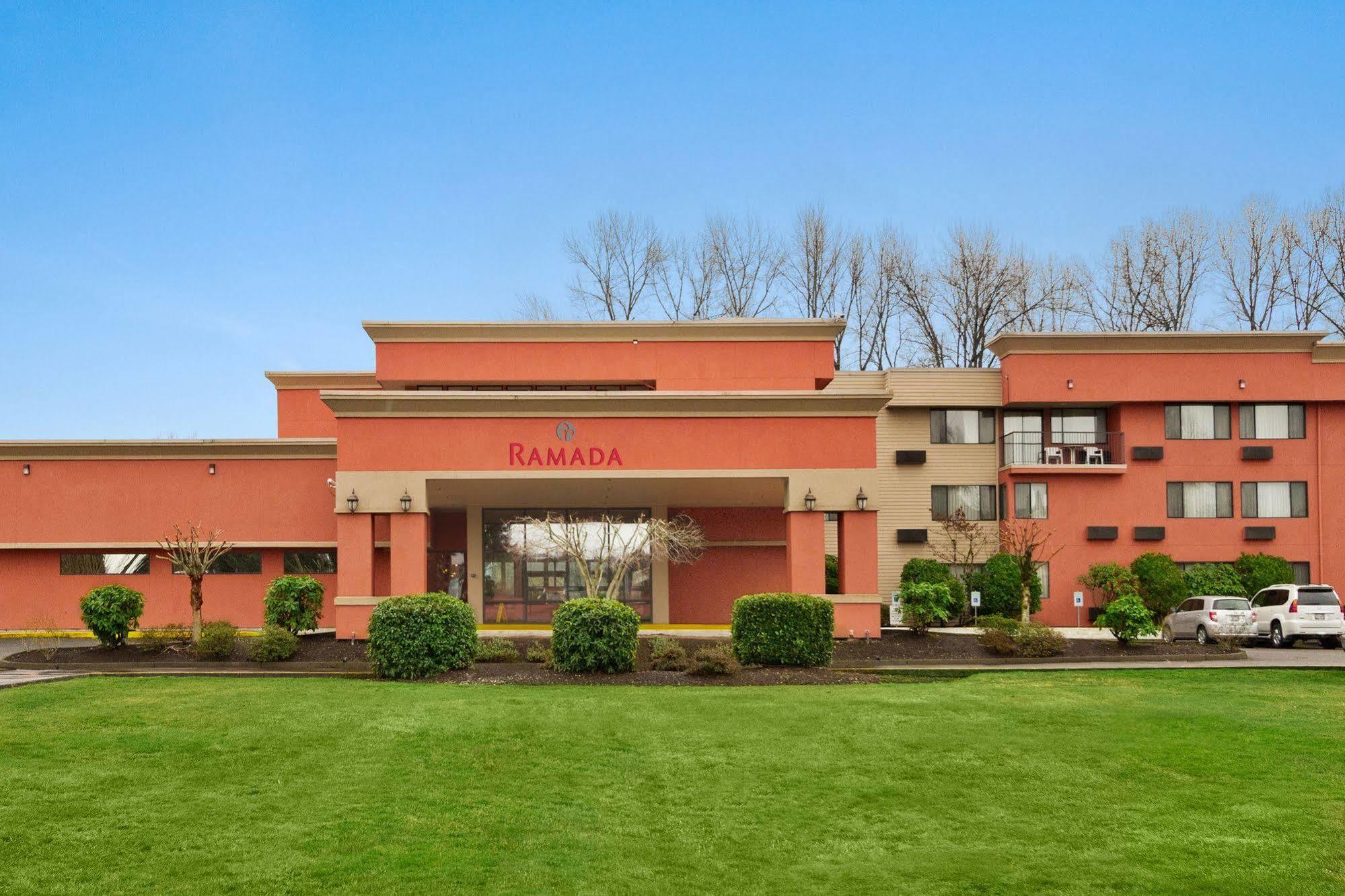 Отель Ramada By Wyndham Tukwila Southcenter Экстерьер фото
