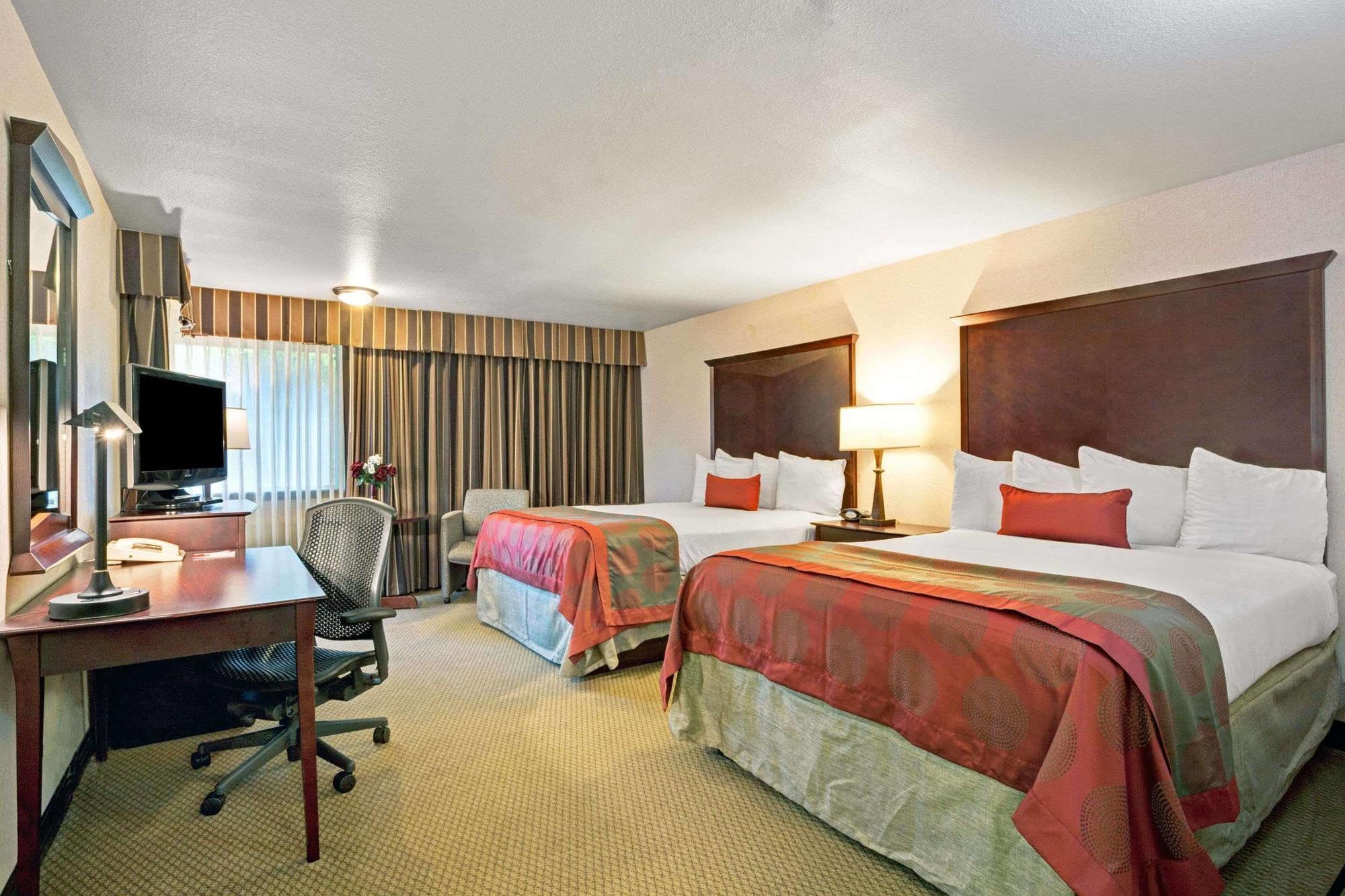 Отель Ramada By Wyndham Tukwila Southcenter Экстерьер фото
