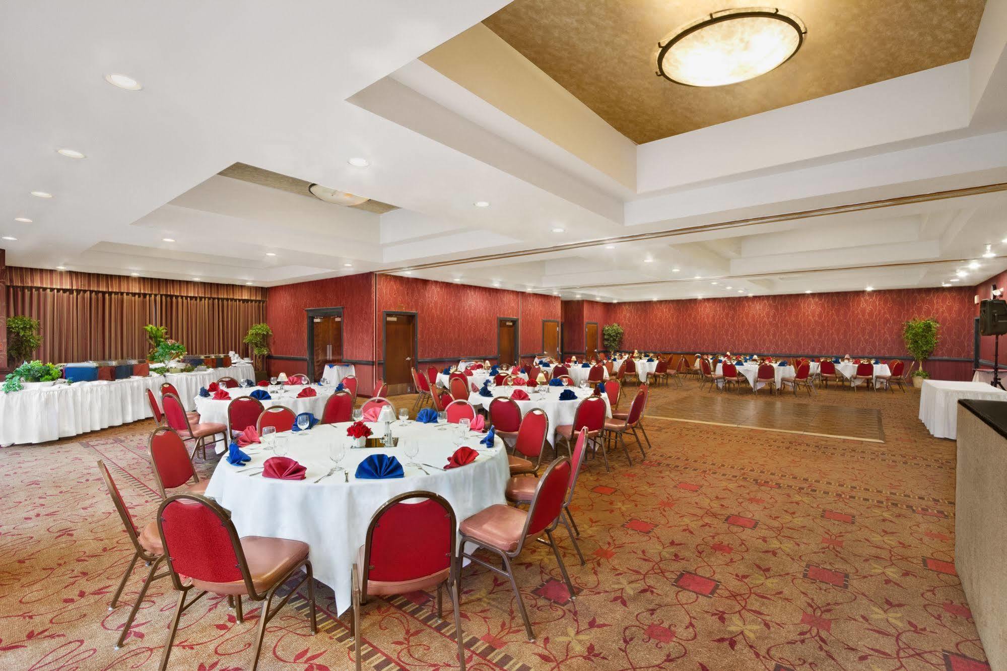 Отель Ramada By Wyndham Tukwila Southcenter Экстерьер фото