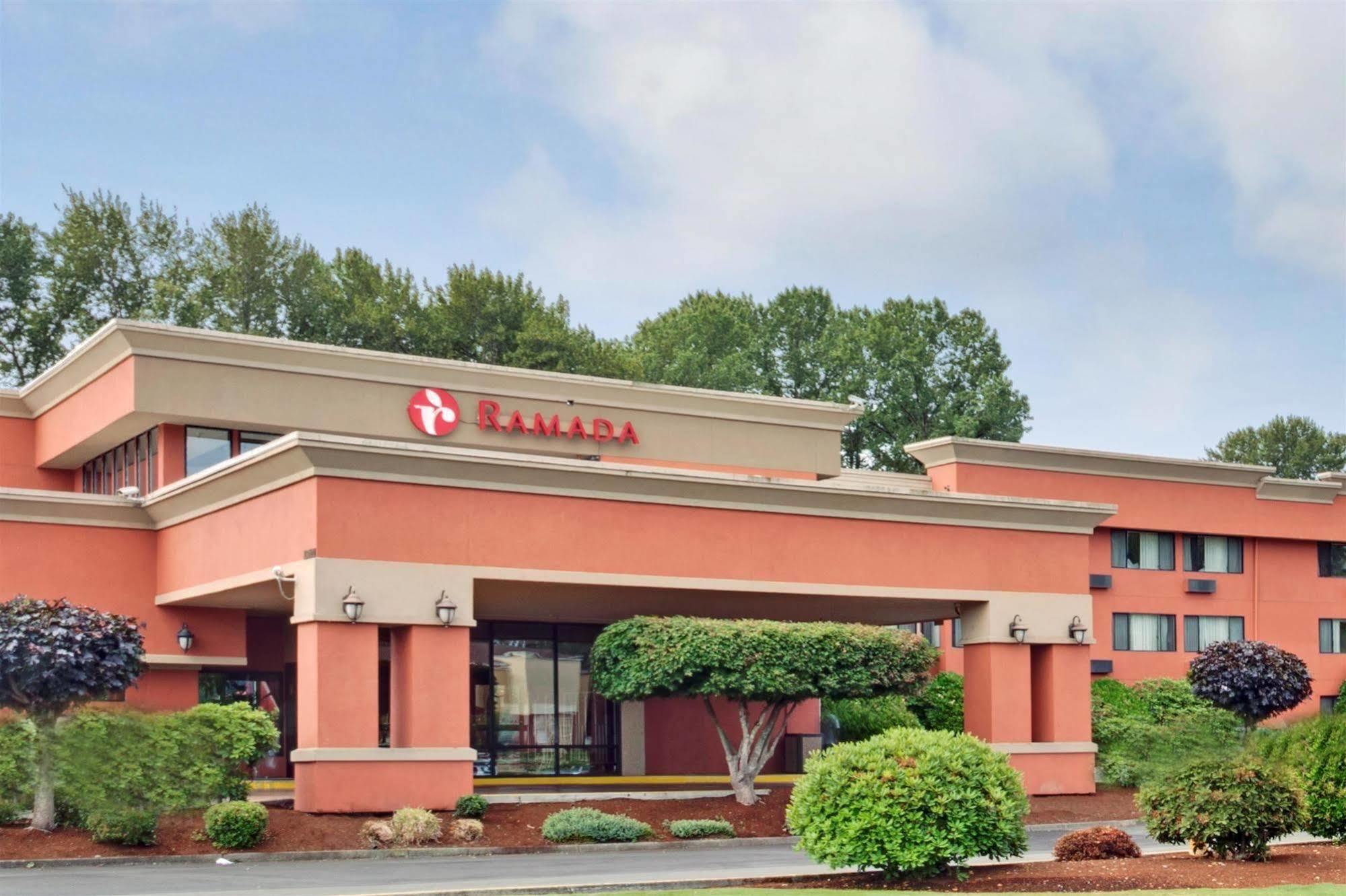 Отель Ramada By Wyndham Tukwila Southcenter Экстерьер фото