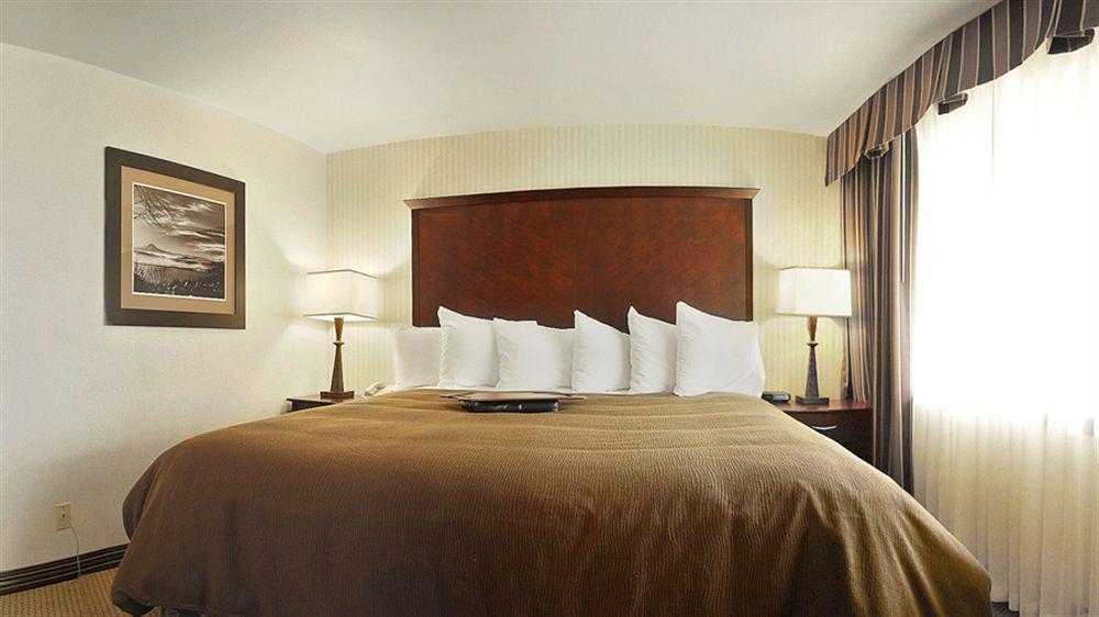 Отель Ramada By Wyndham Tukwila Southcenter Экстерьер фото