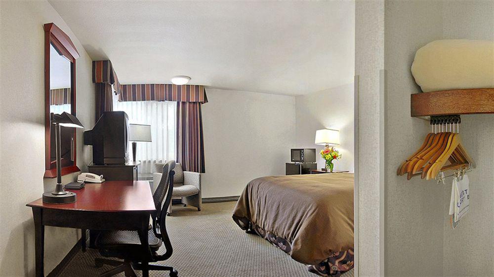 Отель Ramada By Wyndham Tukwila Southcenter Экстерьер фото