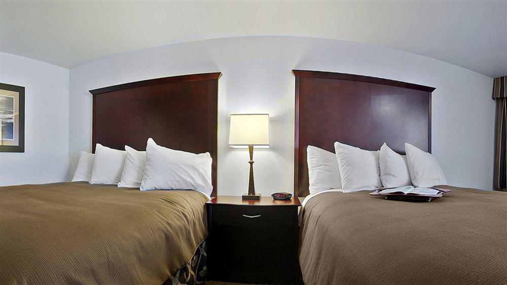 Отель Ramada By Wyndham Tukwila Southcenter Экстерьер фото